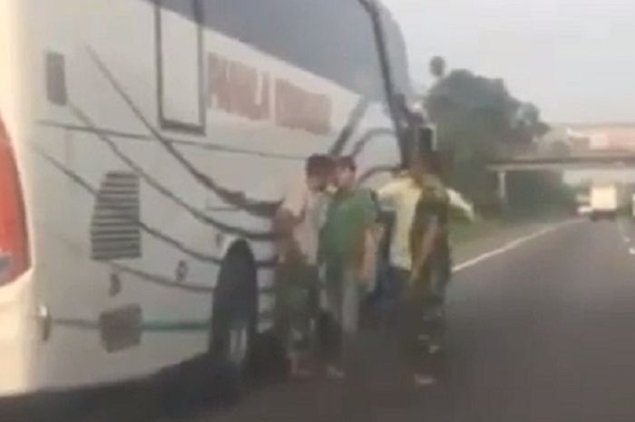 Sopir bus Pahala Kencana nyaris berkelahi dengan anggota TNI