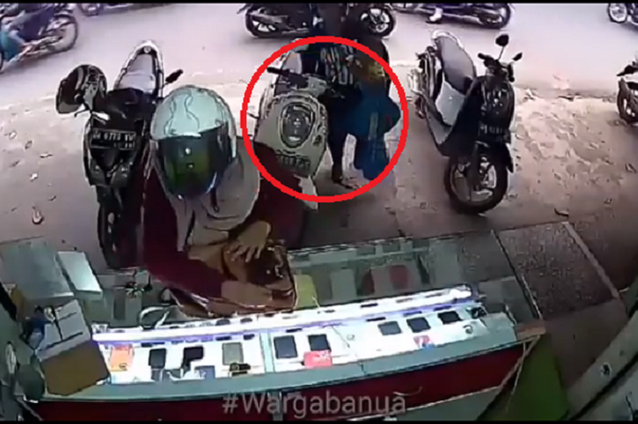 Video seorang wanita maling tas di motor