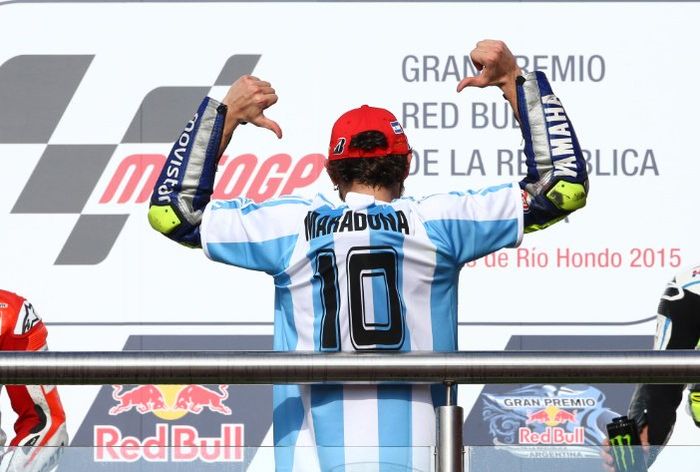 Valentino Rossi pakai kaus timnas Argentina bertuliskan Maradona dan nomor 10, saat menang di MotoGP Argentina 2015