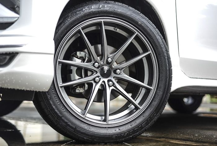 Pelek palang 10 Konig bikin tampilan sporty di kaki-kaki makin kentara 