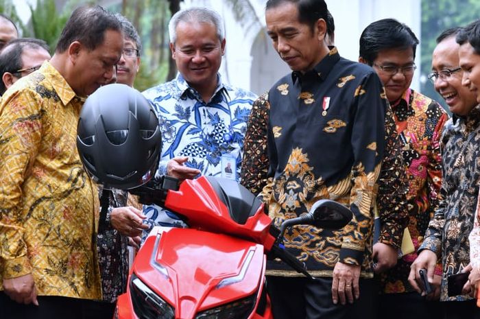 Jokowi jajal Motor Listrik Gesits di Istana