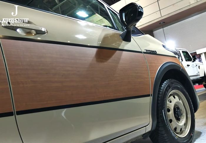 Modifikasi Toyota Sienta dipercantik aksen kayu yang mengelilingi bodi