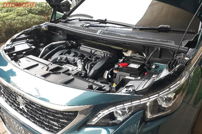 Ilustrasi Buka Kap Mesin Mobil