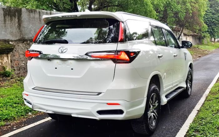 Modifikasi Toyota Fortuner dengan baju luar serba putih