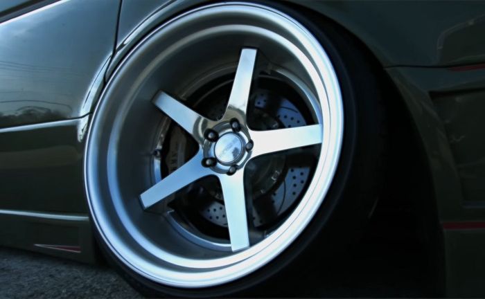 Modifikasi Nissan Elgrand E51 pakai pelek elegan ukuran 20 inci