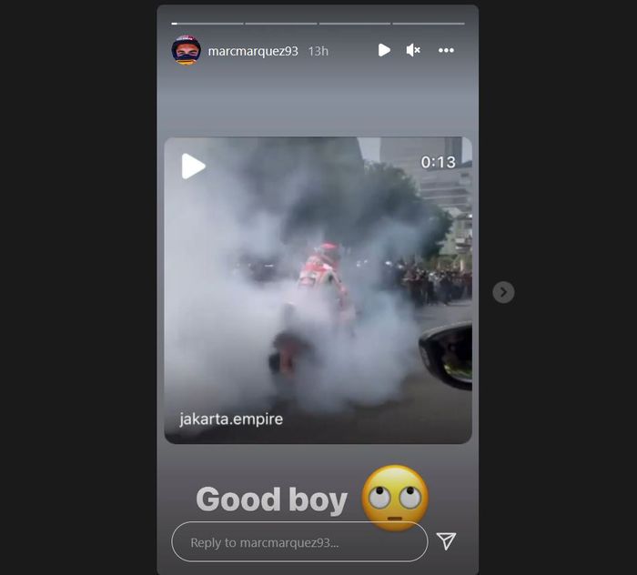 Marc Marquez memuat video ketika ia melakukan burnout dalam parade pembalap MotoGP di Jakarta
