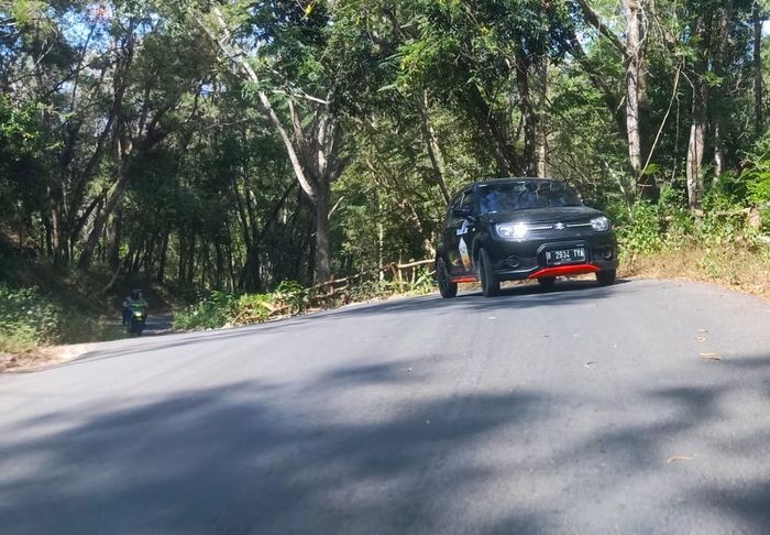 Suzuki Ignis GL AGS saat melintasi tanjakan menuju kawasan wisata hutan pinus Dlingo, Bantul