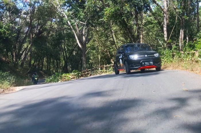 Suzuki Ignis GL AGS saat melintasi tanjakan menuju kawasan wisata hutan pinus Dlingo, Bantul