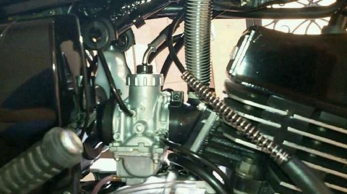 Ilustrasi motor karburator.