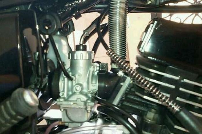 Ilustrasi motor karburator.