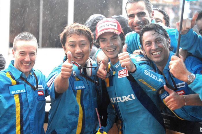 Chris Vermeulen bersama kru tim Suzuki Rizla usai raih kemenangan di MotoGP Prancis 2007