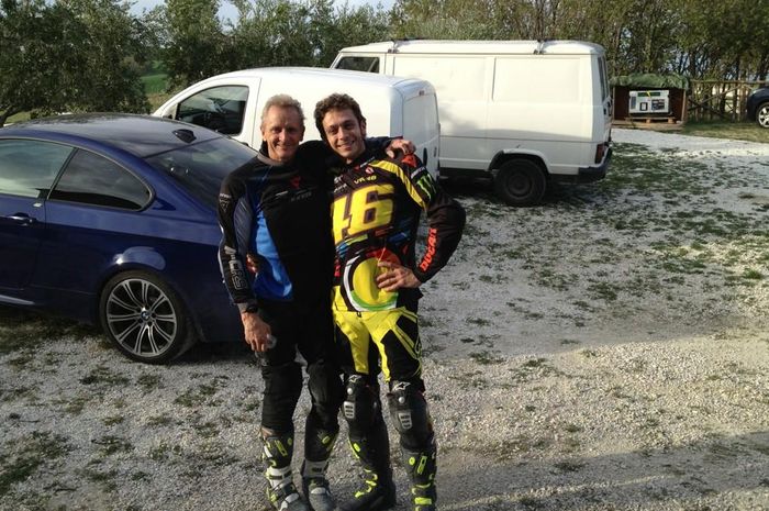 Kevin Schwantz dan Valentino Rossi bahkan pernah latihan bareng. Perhatikan postur tubuh mereka, sam