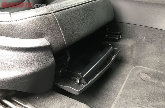 Tempat penyimpanan di bawah bangku pengemudi