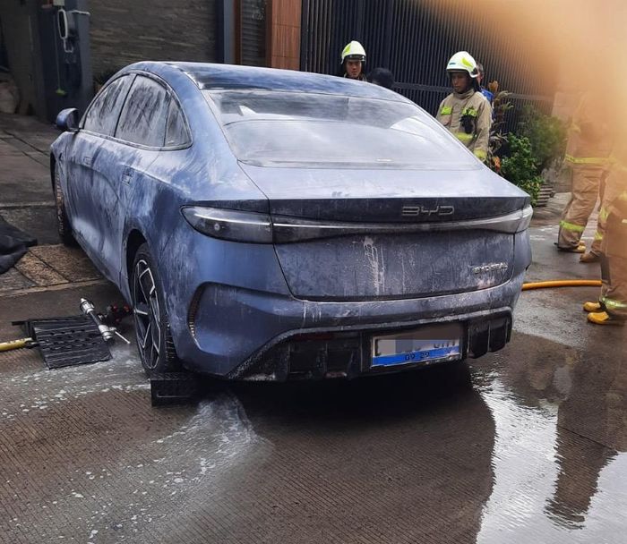 Mobil listrik BYD Seal mengeluarkan asap pekat saat terparkir dalam garasi rumah warga di Jalan Katalis, Kota Bambu Utara