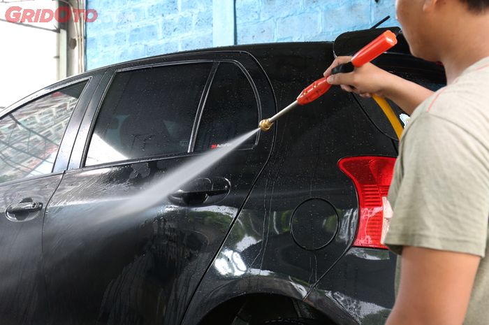Cuci mobil sehabis hujan sangat dianjurkan untuk merontokkan kotoran
