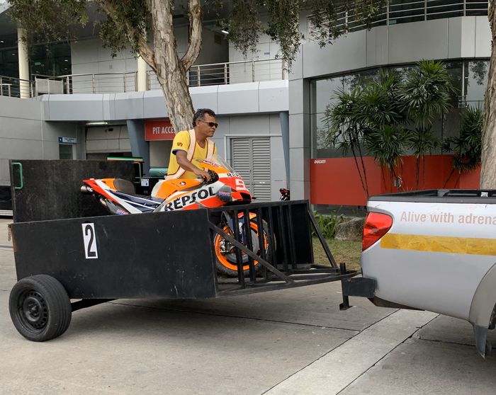 Pada akhir sesi tes MotoGP Sepang hari ketiga, Marc Marquez terjatuh di tikungan terakhir.  