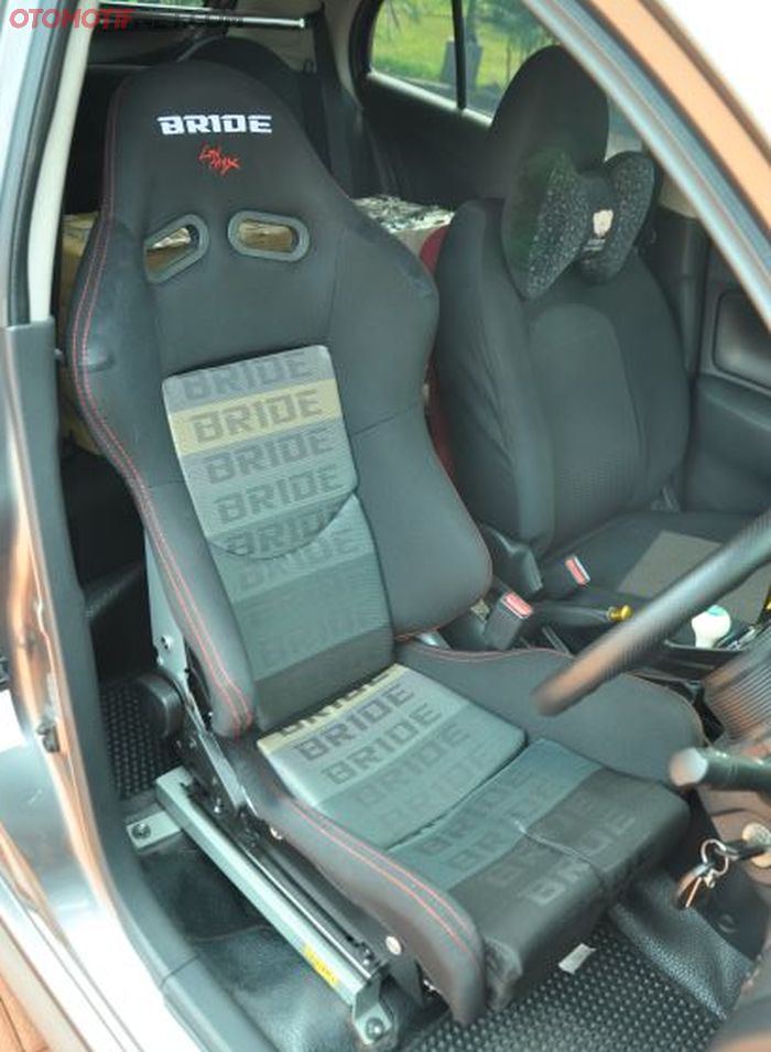 Semi bucket seat cukup di sisi driver saja