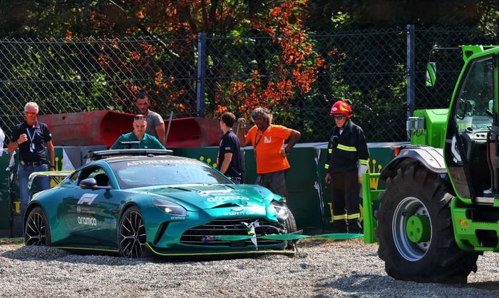 Aston Martin Vantage Safety Car saat dievakuasi.