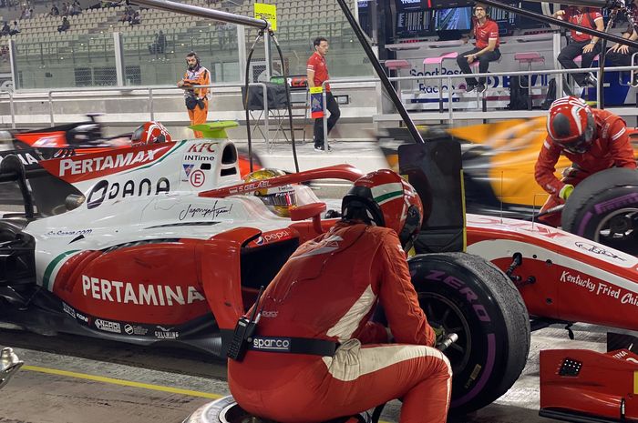 Sean Gelael menjalani pit stop pada race 1 F2 Abu Dhabi