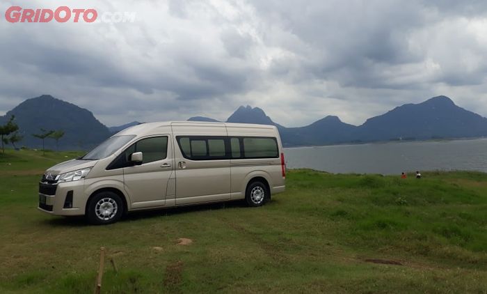 Hiace Premio dengan latar perbukitan dan waduk Jatiluhur yang asri