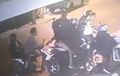 Detik-Detik Gerombolan Begal Motor Keroyok Pemotor Honda Scoopy Yang Lagi Jajan, Modusnya Tabrak Dari Belakang