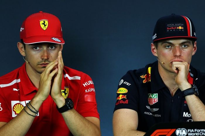 Pembalap tim Ferrari Charles Leclerc dan Max Verstappen dari tim Red Bull pada konferensi pers F1 Inggris 2019