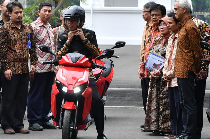 Presiden jajal Motor Listrik Gesits di Istana