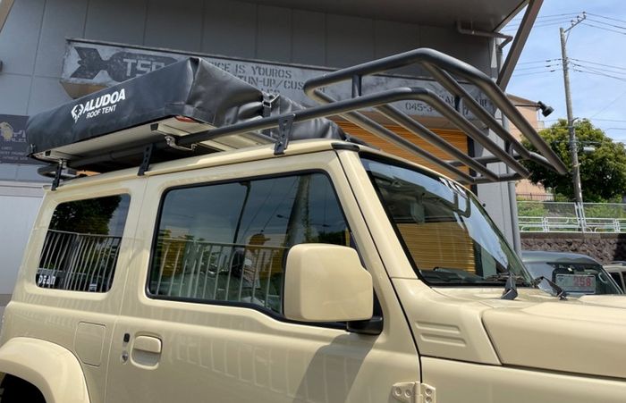 Roof rack dan tenda di atap modifikasi Suzuki Jimny baru berkelir Chiffon ivory Metallic