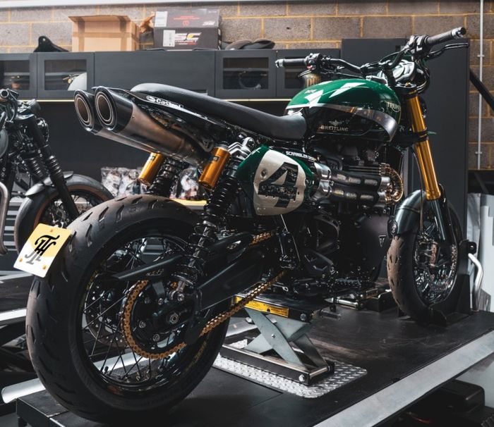 Triumph Scrambler 1200 XE dengan gaya supermoto