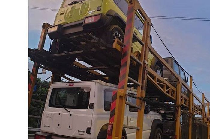 Penampakan New Suzuki Jimny saat diangkut truk di jalan tol Indonesia