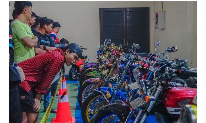 Antusiasme anggota komunitas melihat deretan motor kontes