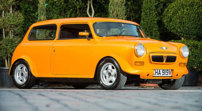 Atap mobil Mr. Bean Morris MINI 1000 jadi banten kena sentuhan chop top