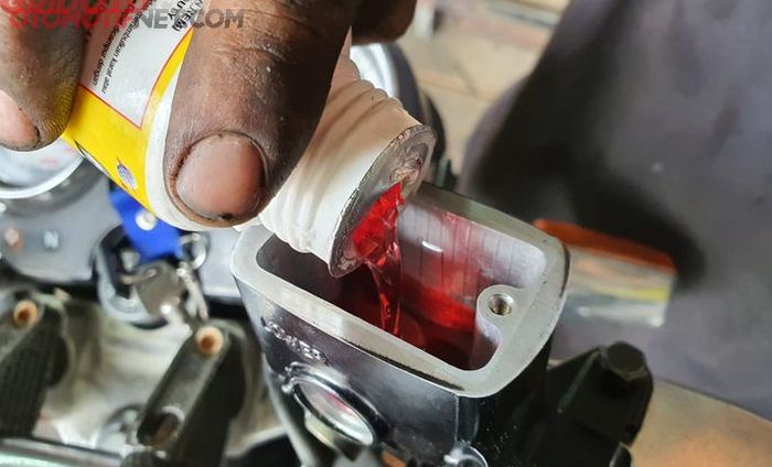 ganti minyak rem untuk motoran di malam tahun baru