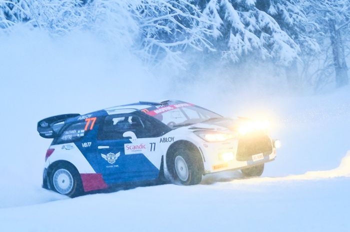 Pembalap F1 Valtteri Bottas mengendarai mobil reli Citroen DS3 di Arctic Lapland Rally 2020