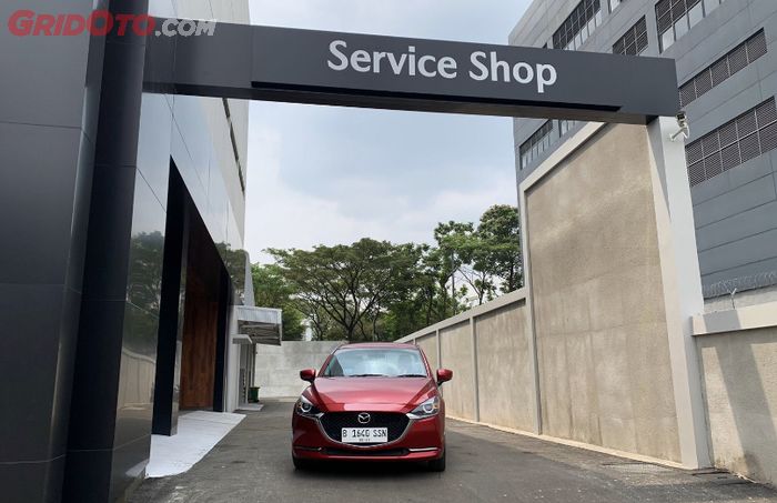 Mazda2 Sedan mengunjungi bengkel dan dealer resmi Mazda BSD City.
