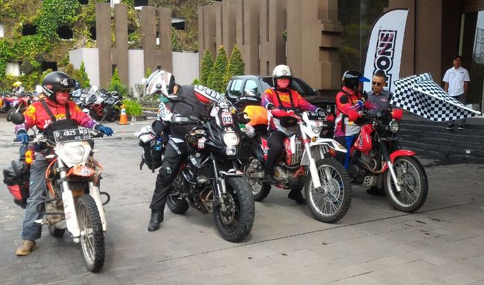 Arungi 'jalan belakang' Jawa Barat, West Java Motorcycle Overland 2018 diikuti peserta dari berbagai jenis motor