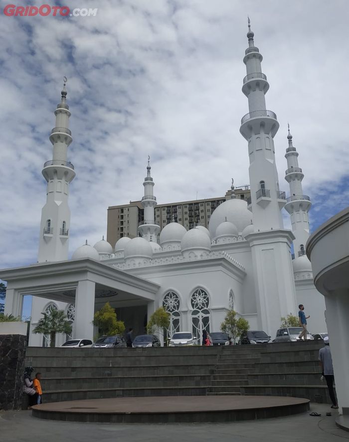 Masjid At-Thohir ada di Tapos, Depok, Jawa Barat