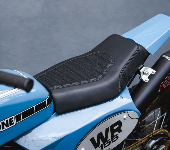 Jok custom di Yamaha WR155 R modif kini hanya mampu menampung satu orang