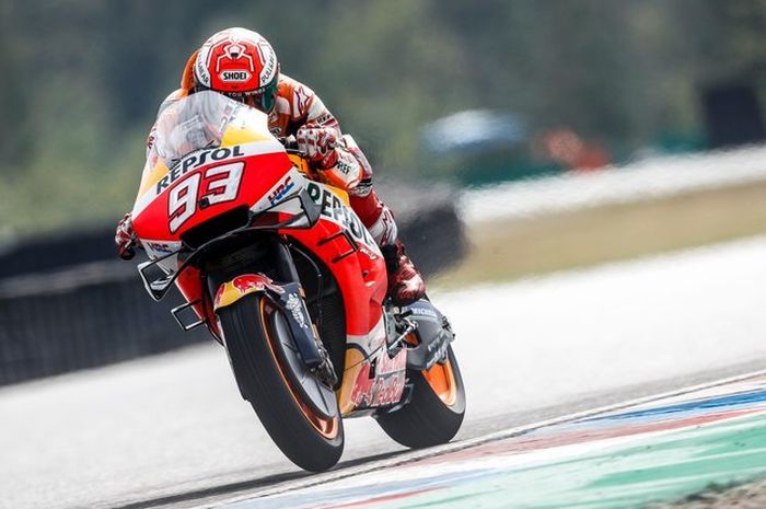 Marc Marquez menjadi yang tercepat dalam kondisi basa, sementara Valentino Rossi meraih posisi ke-7 meski sempat melebar, berikut hasil FP4 MotoGP Ceko