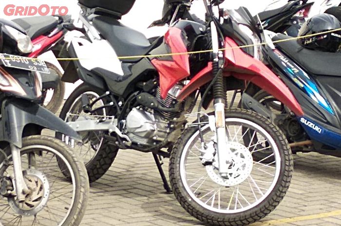 Motor trail Suzuki DR150 terlihat terparkir di sebuah tempat