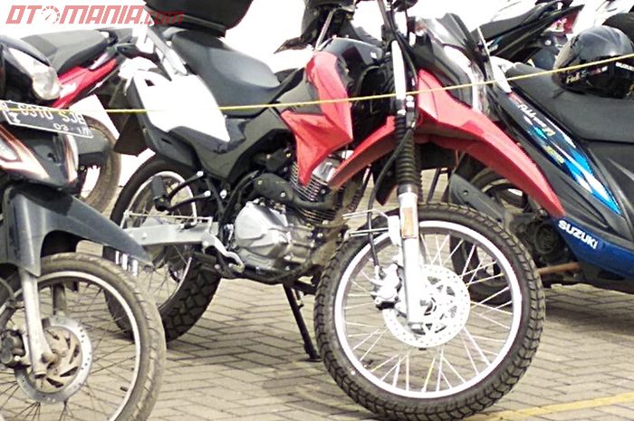 Motor trail Suzuki DR150 terlihat terparkir di sebuah tempat