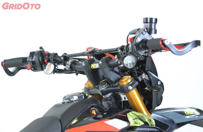Kawasaki D-Tracker 150 diubah makin kekar kaki-kakinya