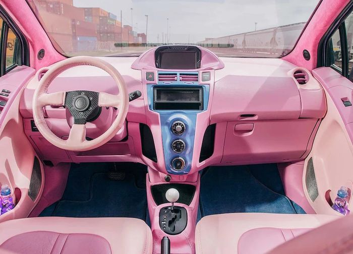 Kemasan kabin modifikasi Toyota Yaris bakpao terbungkus warna pink