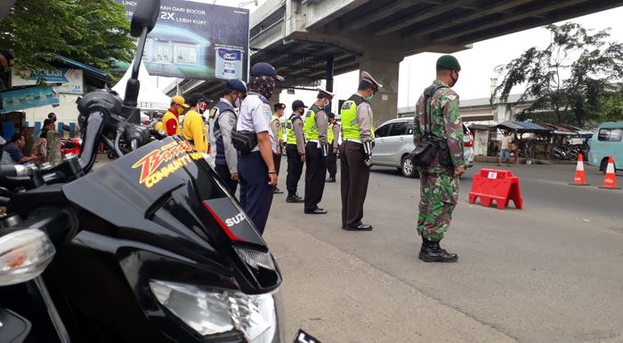 Karyawan Suzuki 2W dan Bandit Community Indonesia Bagikan Masker di Jalan