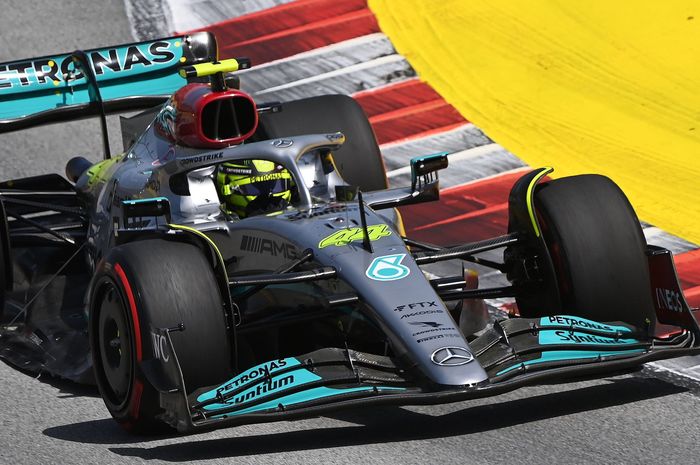Berada di belakang setelah senggolan di awal balapan, Lewis Hamilton bangkit dan finish di urutan kelima F1 Spanyol 2022