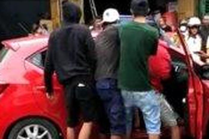 Detik-detik sopir Honda Brio yang merupakan taksi online dikeroyok empat orang, dituduh selingkuhan istri paman di Paleteang, Pinrang, Sulawesi Selatan