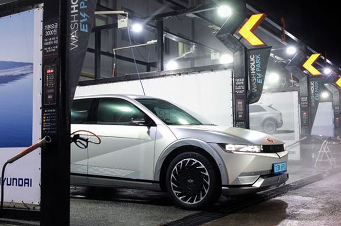 Tips yang benar mencuci mobil listrik.