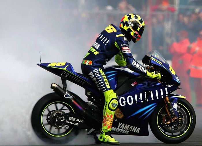 Pada MotoGP 2004, Valentino Rossi tetap mempertahankan gelar juara dunianya, namun kali ini menggunakan motor Yamaha