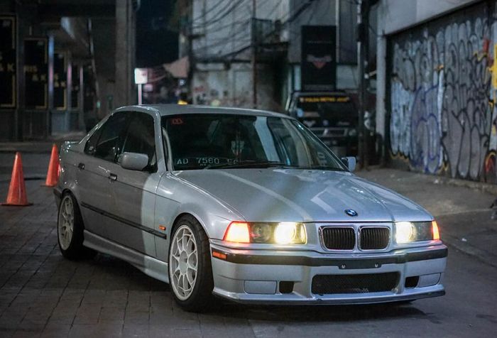 Contoh BMW Seri 3 E36 yang sudah menggunakan bemper model M-Tech
