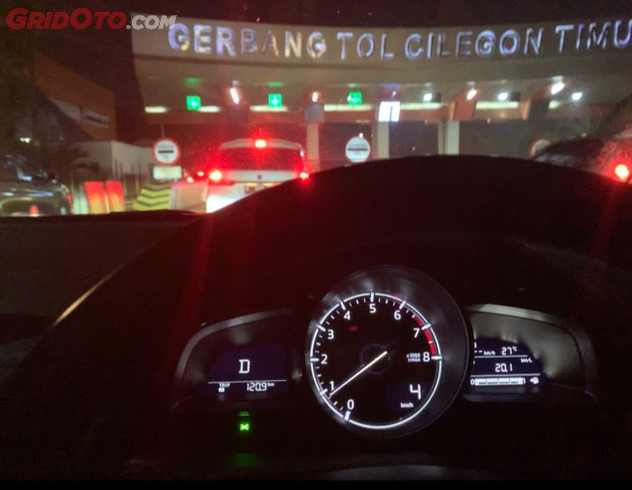 Mazda2 Sedan tiba di Gerbang Tol Cilegon Timur dengan mencatatkan konsumsi BBM rata-rata 20,1 km/liter.